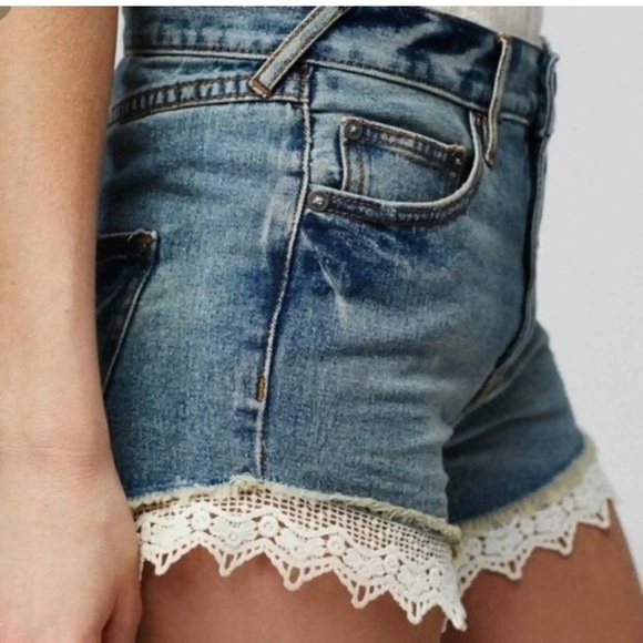Free People Pants - 💙Free People Distressed Crochet Lace Trim Denim Short
